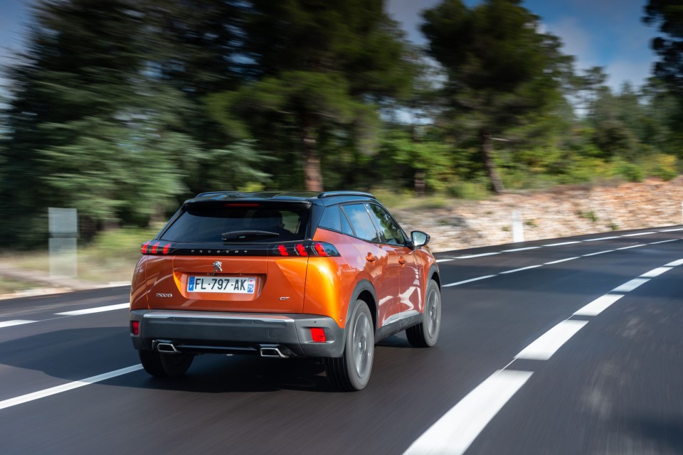 Photo officielle Peugeot 2008 II GT Orange Fusion - Essais press