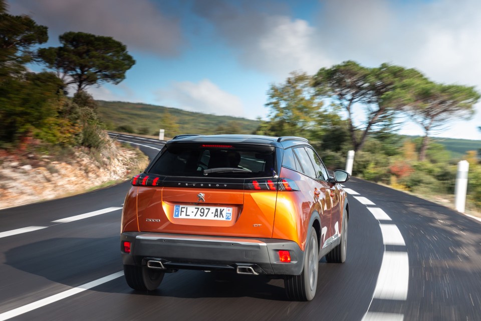 Photo officielle Peugeot 2008 II GT Orange Fusion - Essais press