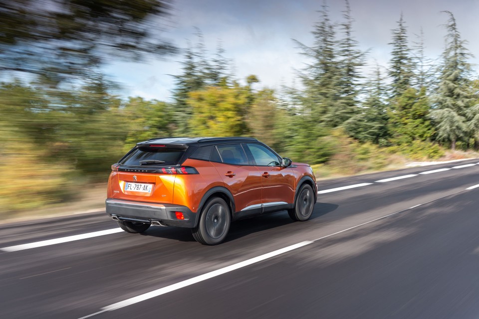 Photo officielle Peugeot 2008 II GT Orange Fusion - Essais press