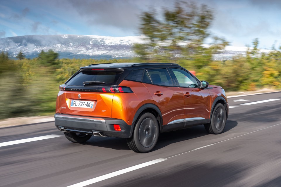 Photo officielle Peugeot 2008 II GT Orange Fusion - Essais press