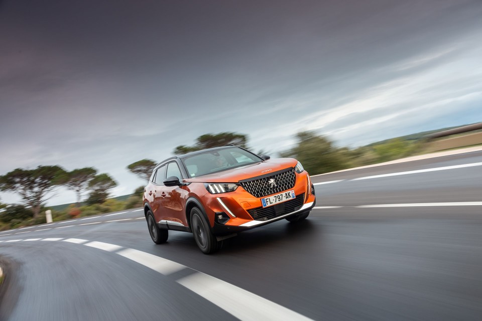 Photo officielle Peugeot 2008 II GT Orange Fusion - Essais press