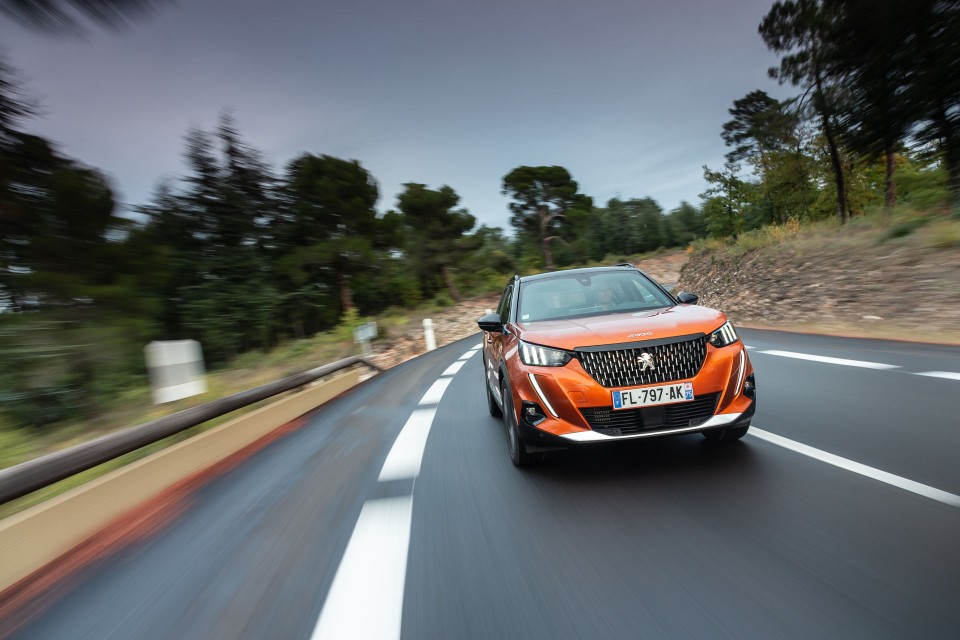 Photo officielle Peugeot 2008 II GT Orange Fusion - Essais press