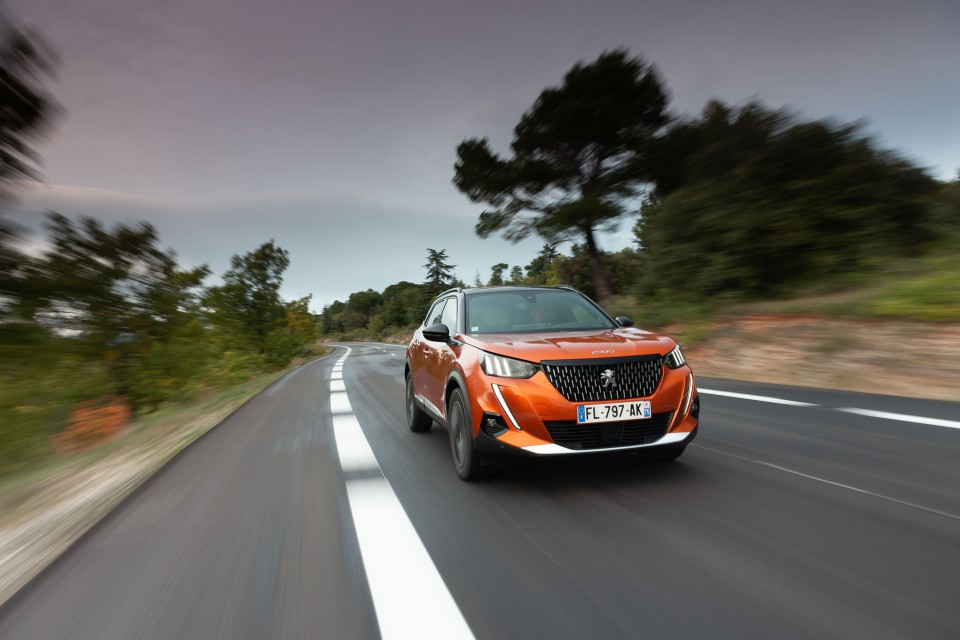 Photo officielle Peugeot 2008 II GT Orange Fusion - Essais press