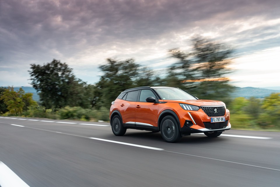 Photo officielle Peugeot 2008 II GT Orange Fusion - Essais press