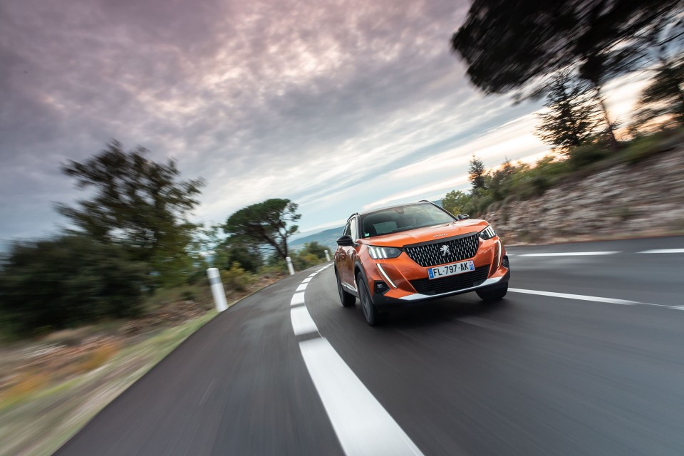 Photo officielle Peugeot 2008 II GT Orange Fusion - Essais press