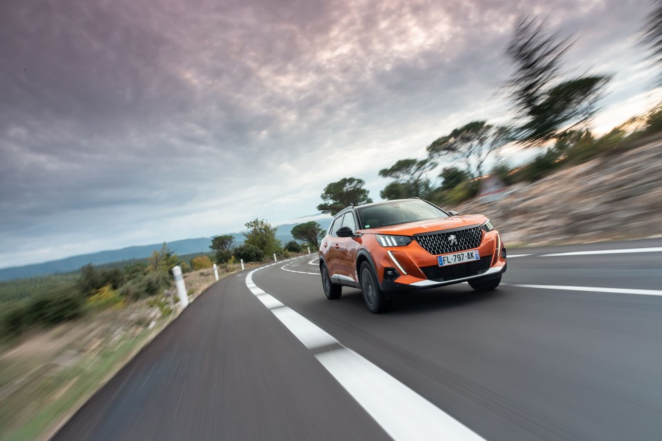 Photo officielle Peugeot 2008 II GT Orange Fusion - Essais press