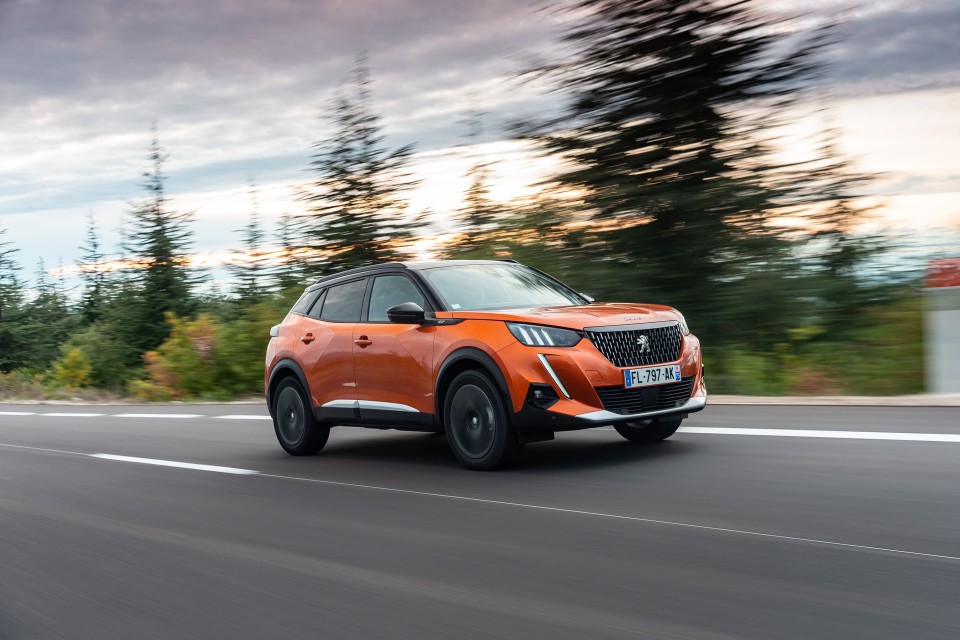 Photo officielle Peugeot 2008 II GT Orange Fusion - Essais press