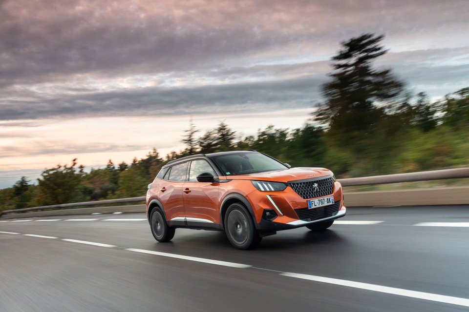 Photo officielle Peugeot 2008 II GT Orange Fusion - Essais press