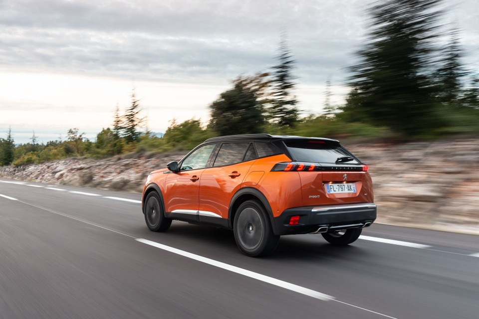 Photo officielle Peugeot 2008 II GT Orange Fusion - Essais press