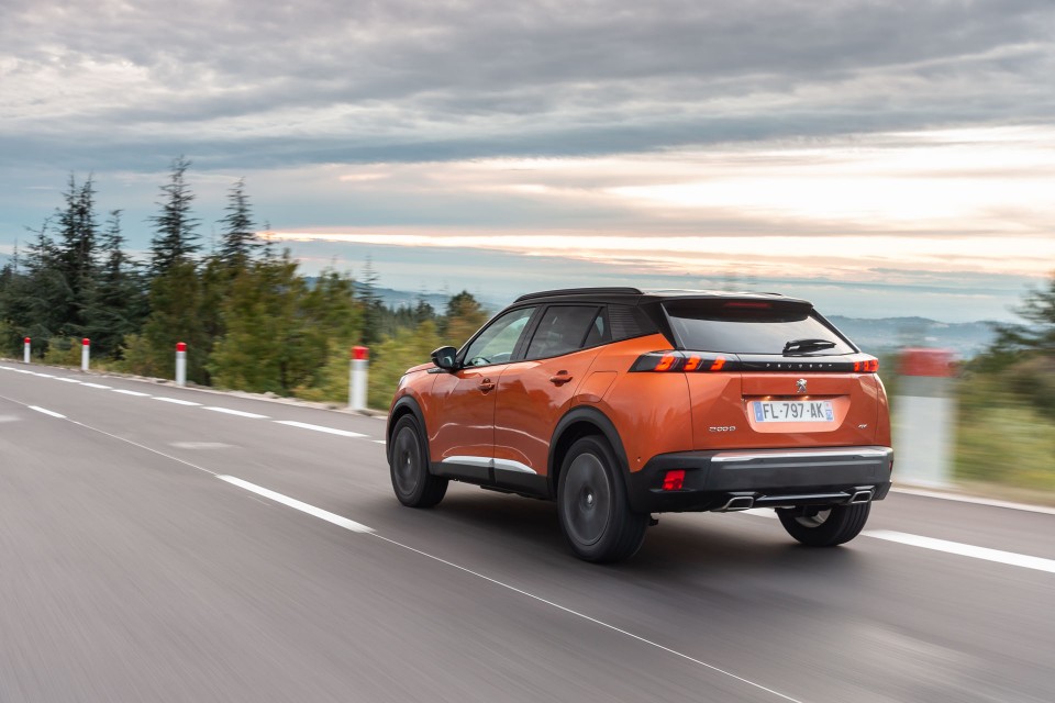 Photo officielle Peugeot 2008 II GT Orange Fusion - Essais press