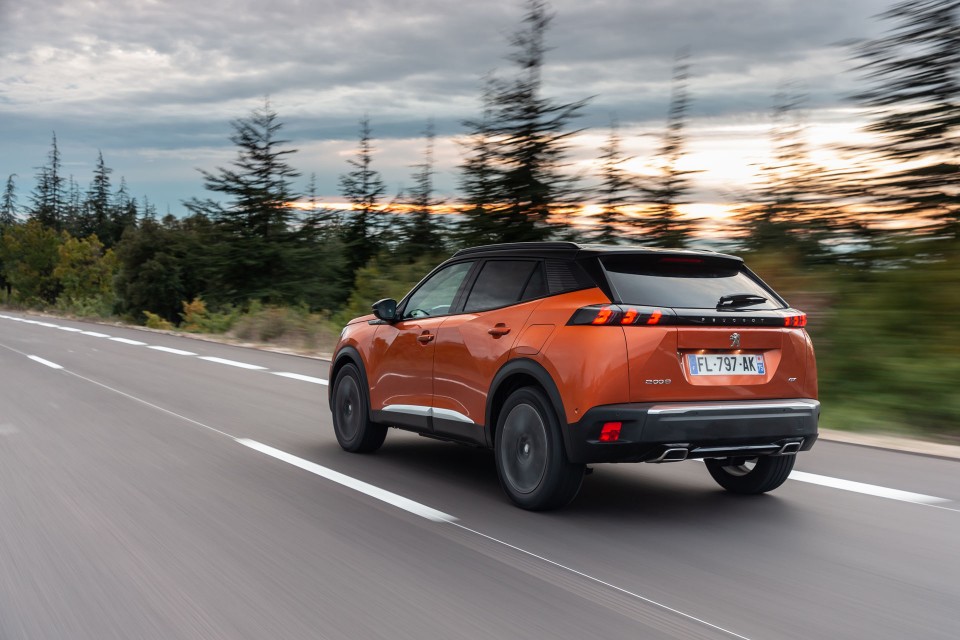 Photo officielle Peugeot 2008 II GT Orange Fusion - Essais press