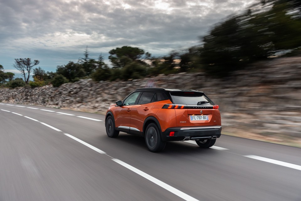 Photo officielle Peugeot 2008 II GT Orange Fusion - Essais press