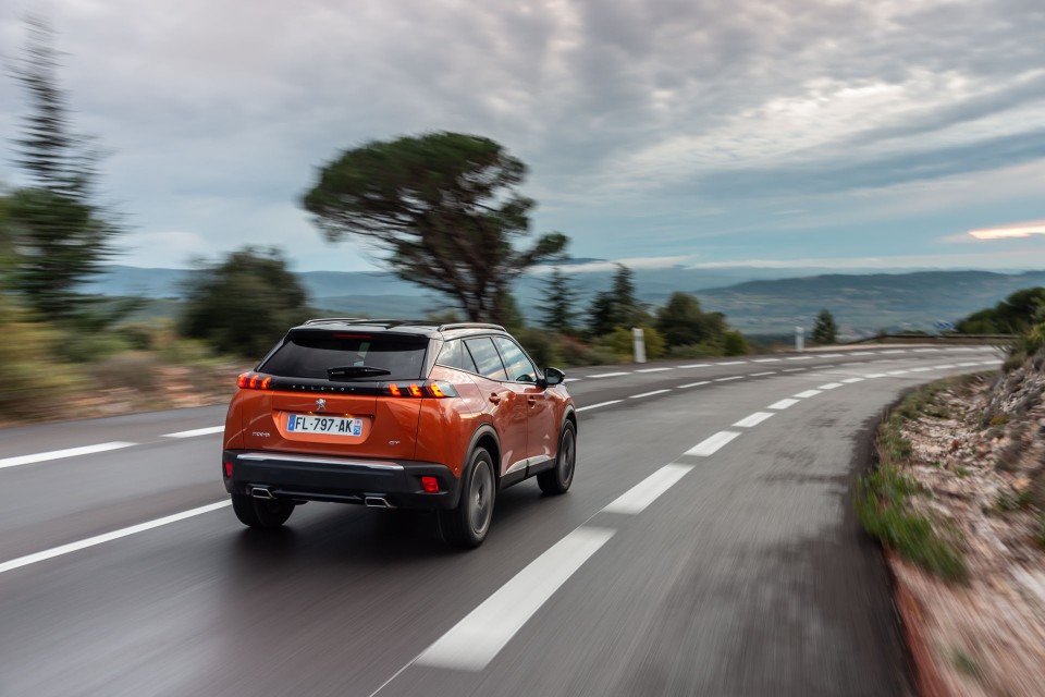 Photo officielle Peugeot 2008 II GT Orange Fusion - Essais press