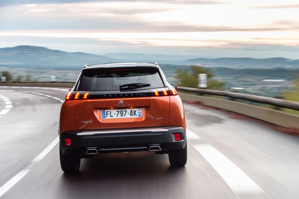 Photo officielle Peugeot 2008 II GT Orange Fusion - Essais press