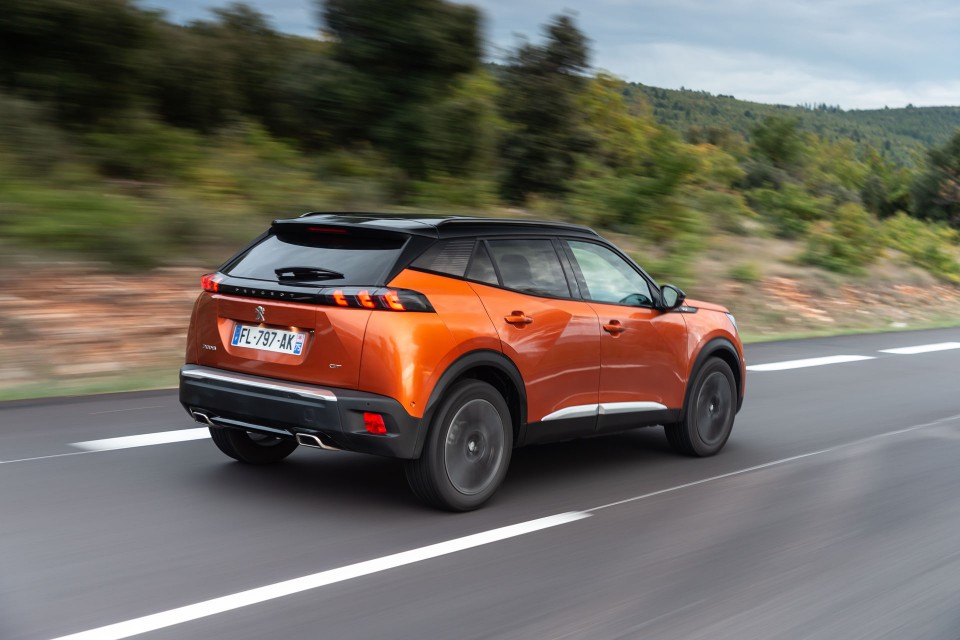 Photo officielle Peugeot 2008 II GT Orange Fusion - Essais press