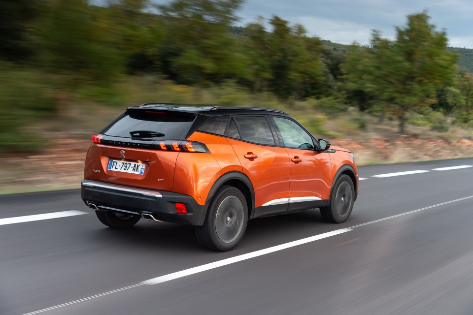 Photo officielle Peugeot 2008 II GT Orange Fusion - Essais press