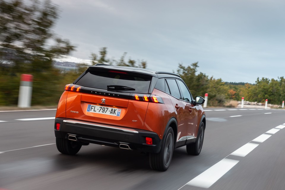 Photo officielle Peugeot 2008 II GT Orange Fusion - Essais press