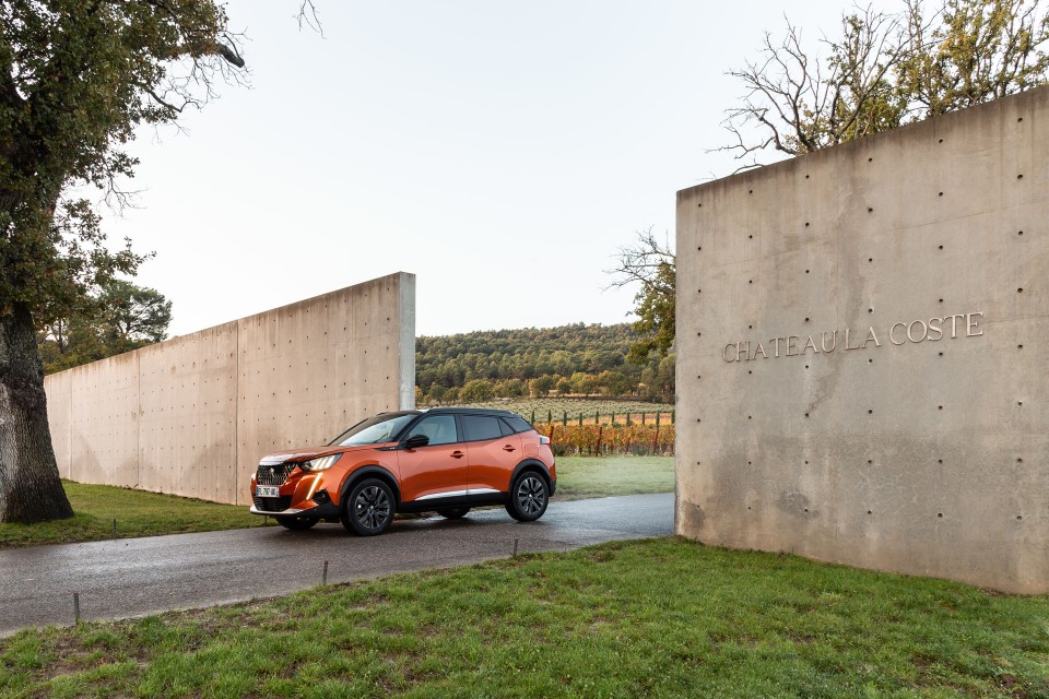 Photo officielle Peugeot 2008 II GT Orange Fusion - Essais press