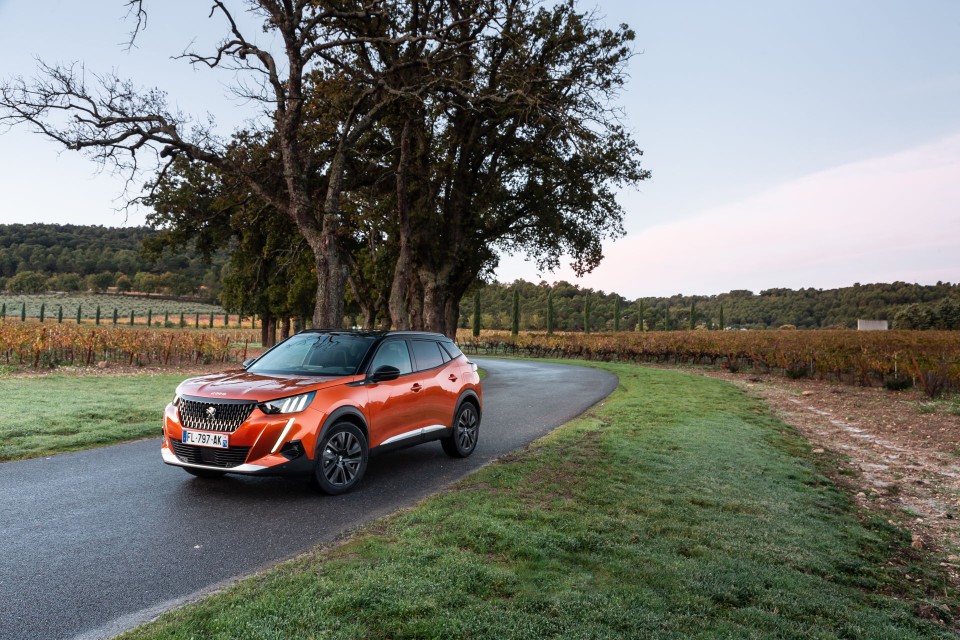 Photo officielle Peugeot 2008 II GT Orange Fusion - Essais press