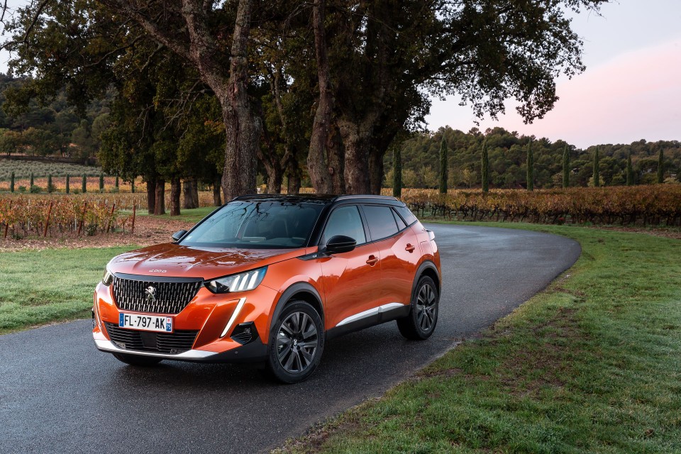 Photo officielle Peugeot 2008 II GT Orange Fusion - Essais press