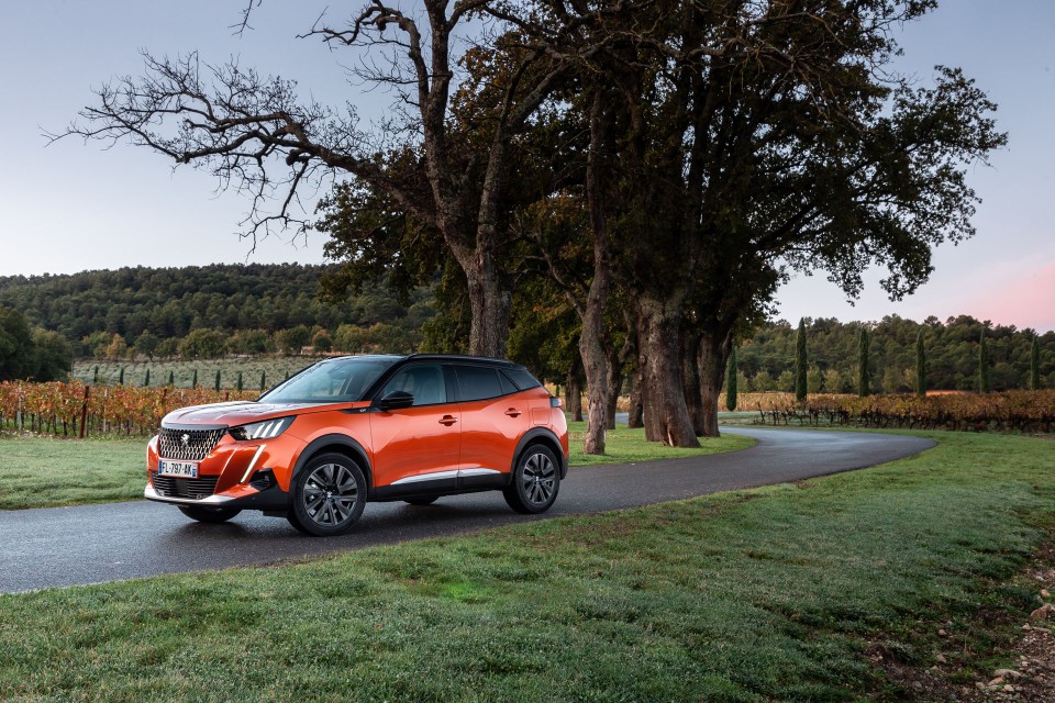 Photo officielle Peugeot 2008 II GT Orange Fusion - Essais press