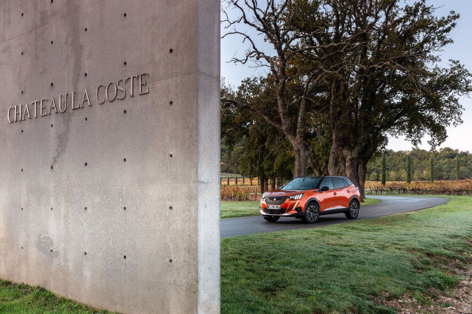 Photo officielle Peugeot 2008 II GT Orange Fusion - Essais press