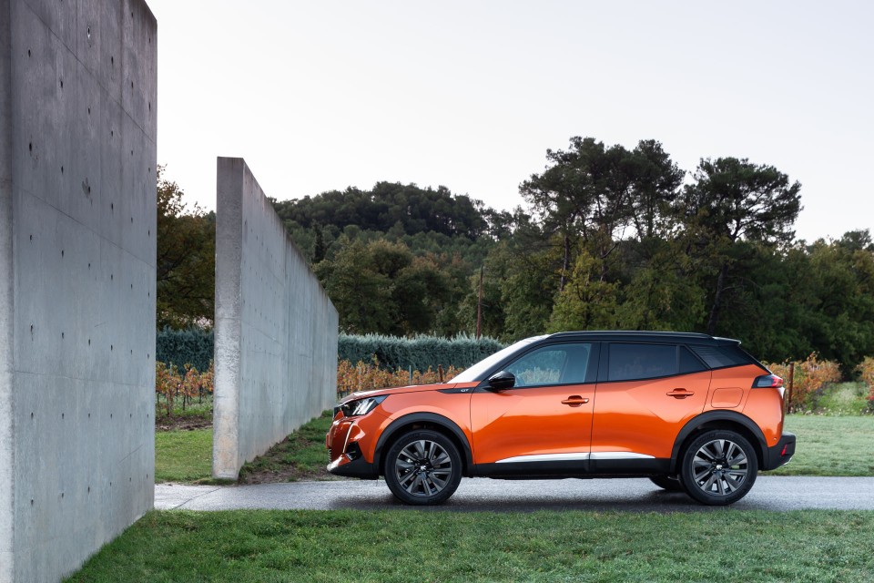 Photo officielle Peugeot 2008 II GT Orange Fusion - Essais press
