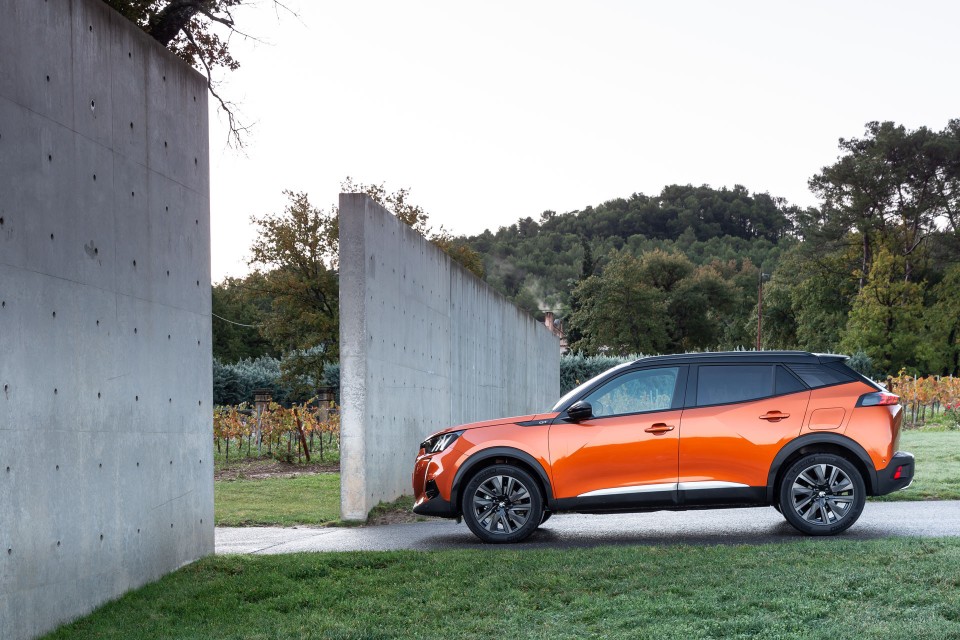 Photo officielle Peugeot 2008 II GT Orange Fusion - Essais press