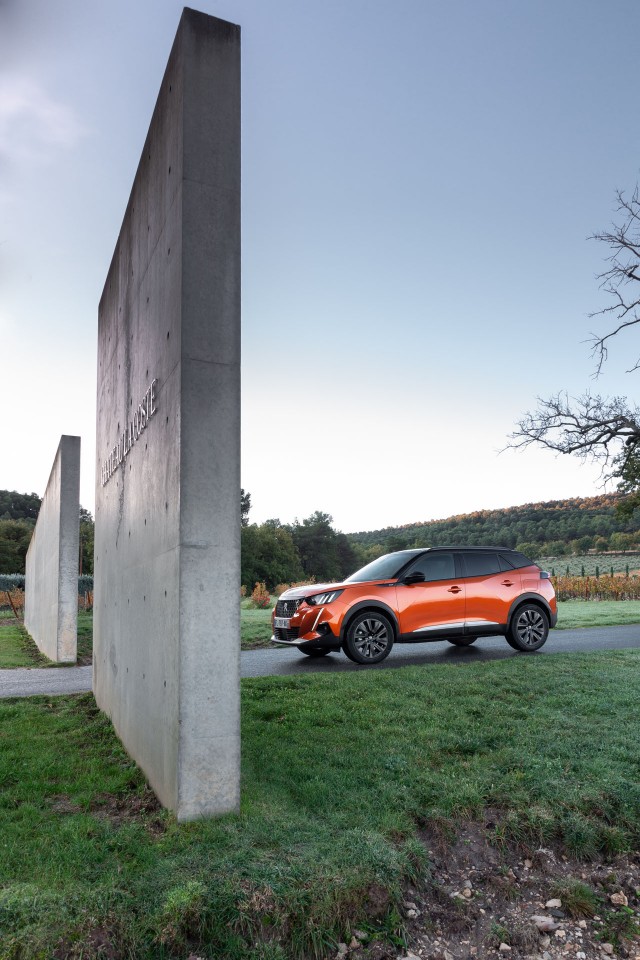 Photo officielle Peugeot 2008 II GT Orange Fusion - Essais press