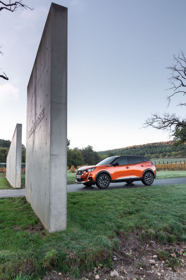 Photo officielle Peugeot 2008 II GT Orange Fusion - Essais press