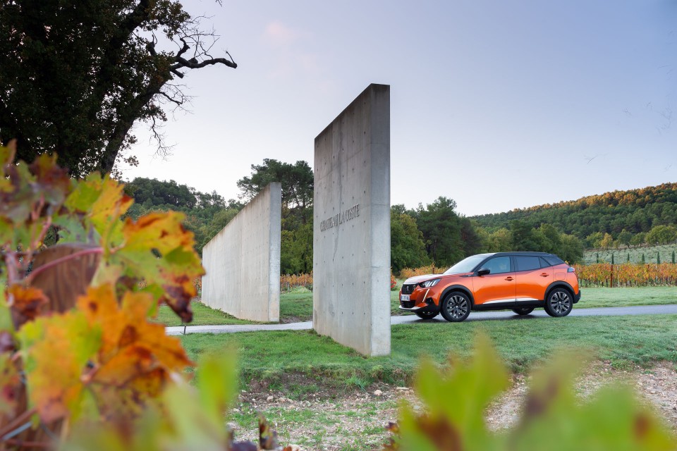 Photo officielle Peugeot 2008 II GT Orange Fusion - Essais press