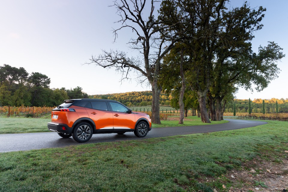 Photo officielle Peugeot 2008 II GT Orange Fusion - Essais press