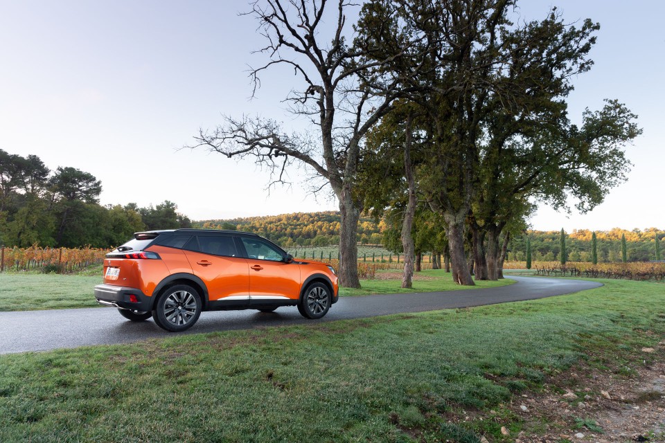 Photo officielle Peugeot 2008 II GT Orange Fusion - Essais press