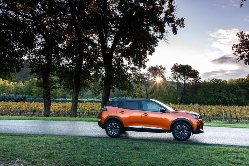 Photo officielle Peugeot 2008 II GT Orange Fusion - Essais press