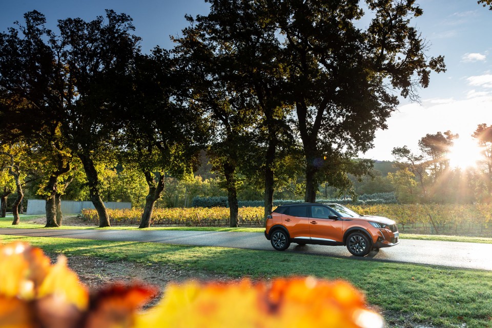Photo officielle Peugeot 2008 II GT Orange Fusion - Essais press