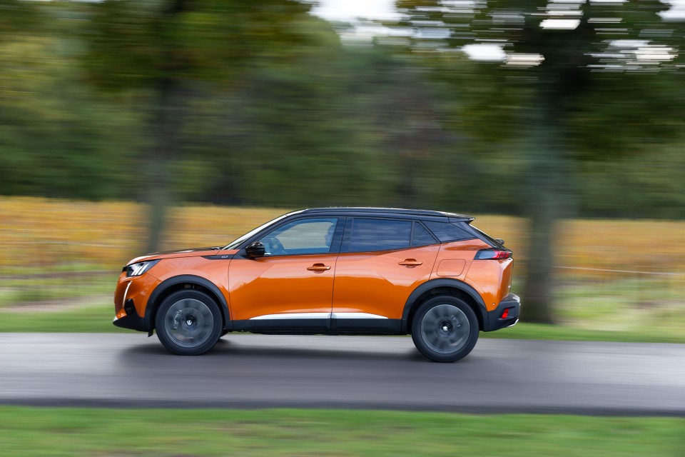 Photo officielle Peugeot 2008 II GT Orange Fusion - Essais press