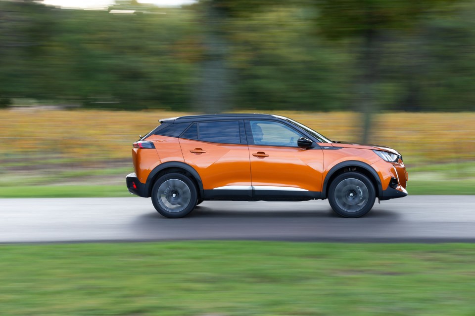 Photo officielle Peugeot 2008 II GT Orange Fusion - Essais press