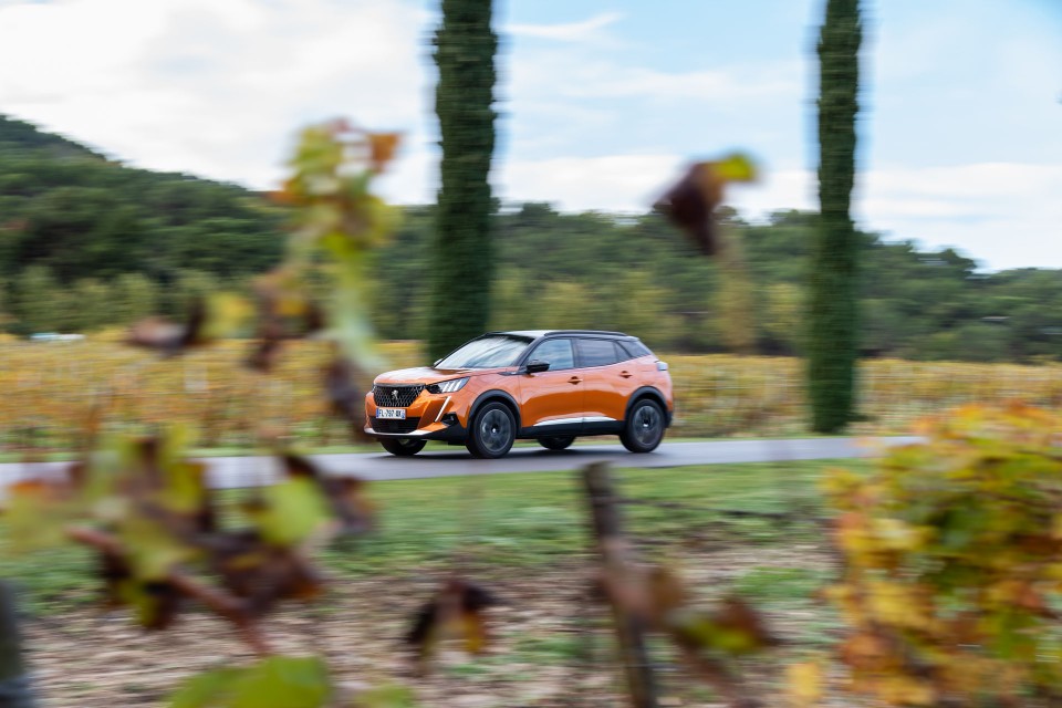 Photo officielle Peugeot 2008 II GT Orange Fusion - Essais press