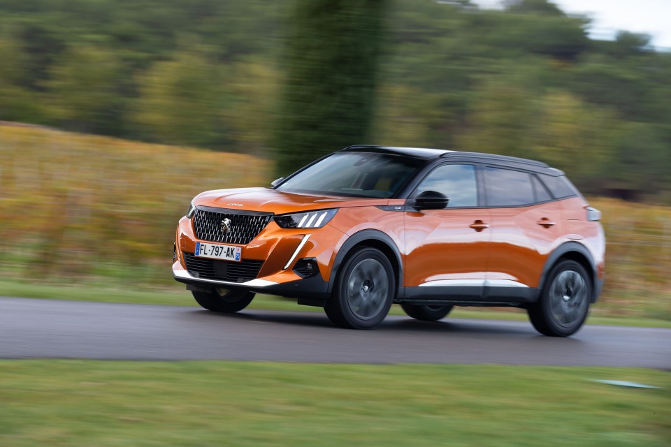 Photo officielle Peugeot 2008 II GT Orange Fusion - Essais press