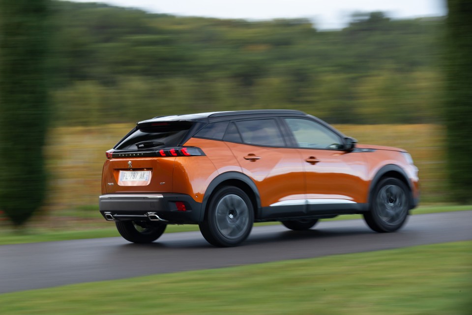 Photo officielle Peugeot 2008 II GT Orange Fusion - Essais press