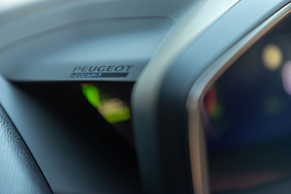 Photo officielle Peugeot 2008 II GT Orange Fusion - Essais press