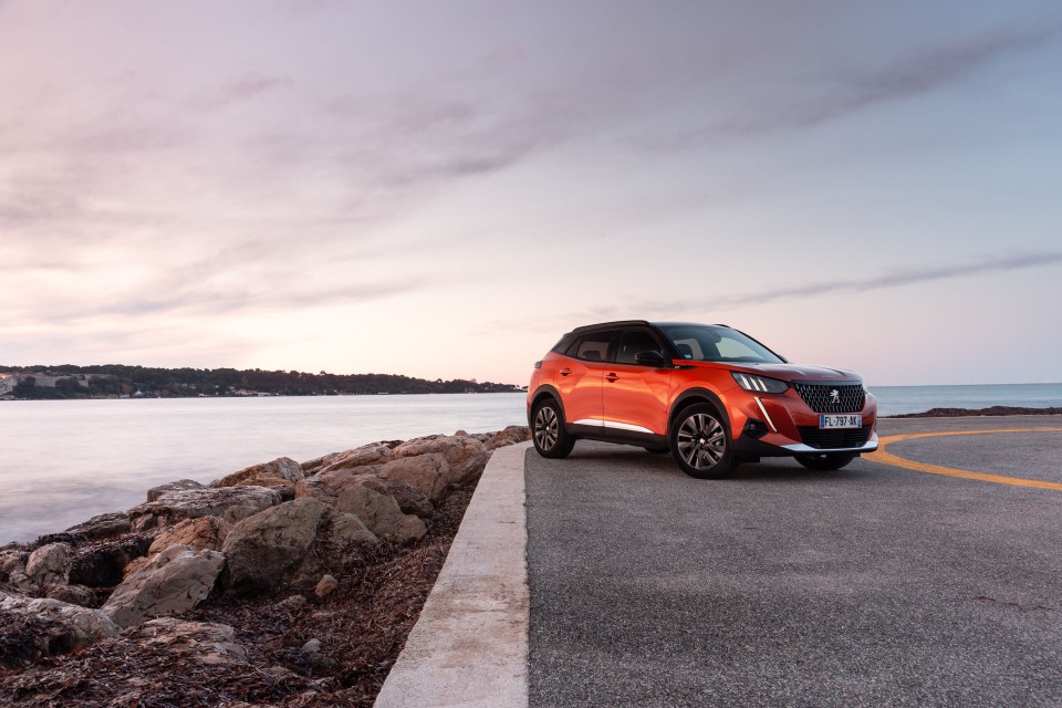 Photo officielle Peugeot 2008 II GT Orange Fusion - Essais press