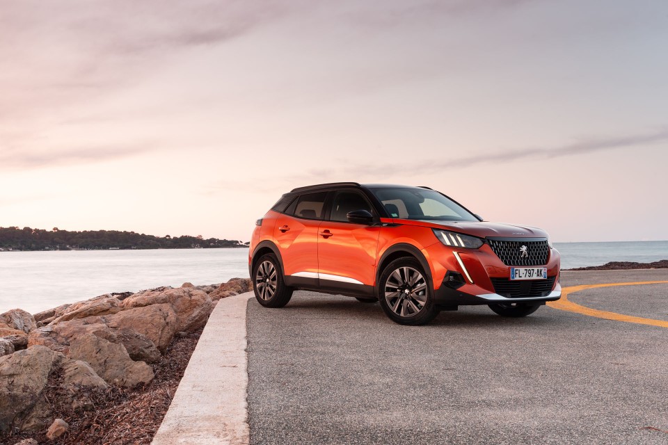 Photo officielle Peugeot 2008 II GT Orange Fusion - Essais press