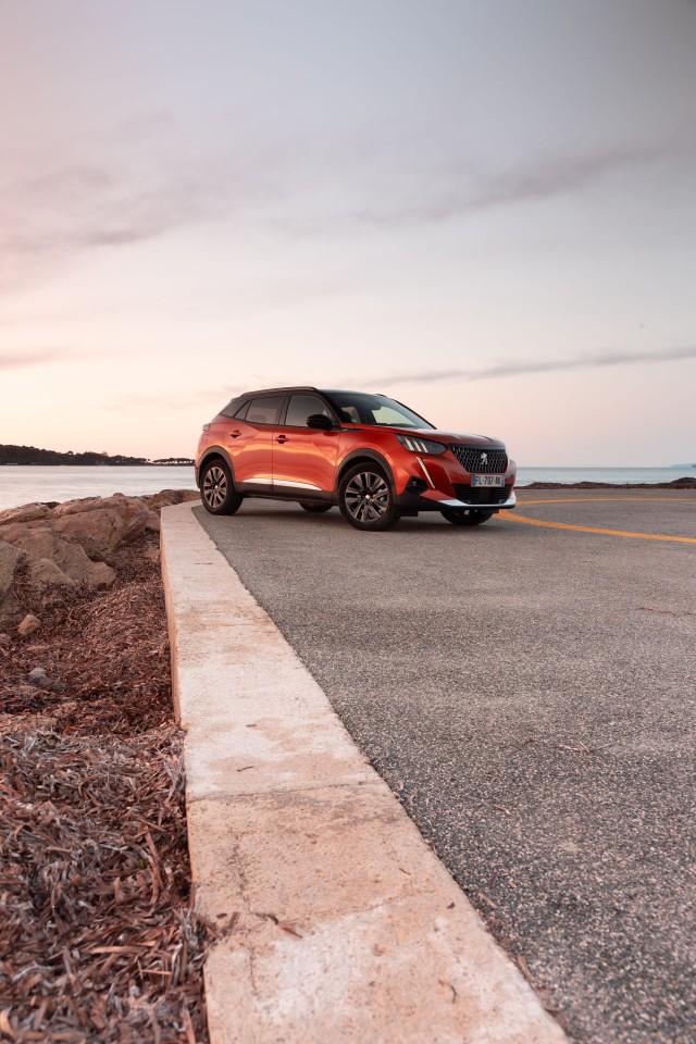 Photo officielle Peugeot 2008 II GT Orange Fusion - Essais press