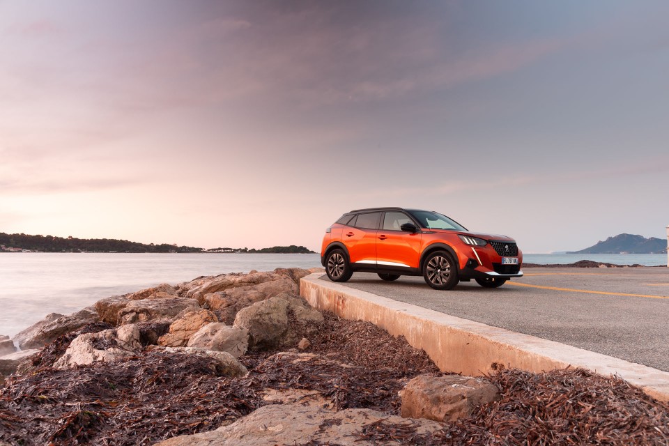 Photo officielle Peugeot 2008 II GT Orange Fusion - Essais press