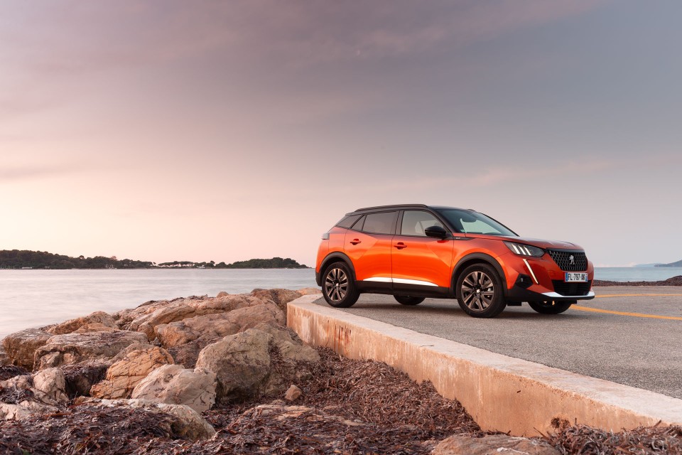 Photo officielle Peugeot 2008 II GT Orange Fusion - Essais press