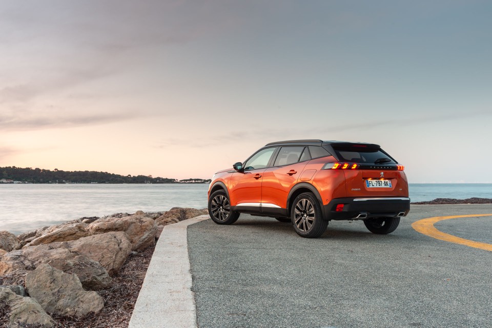 Photo officielle Peugeot 2008 II GT Orange Fusion - Essais press