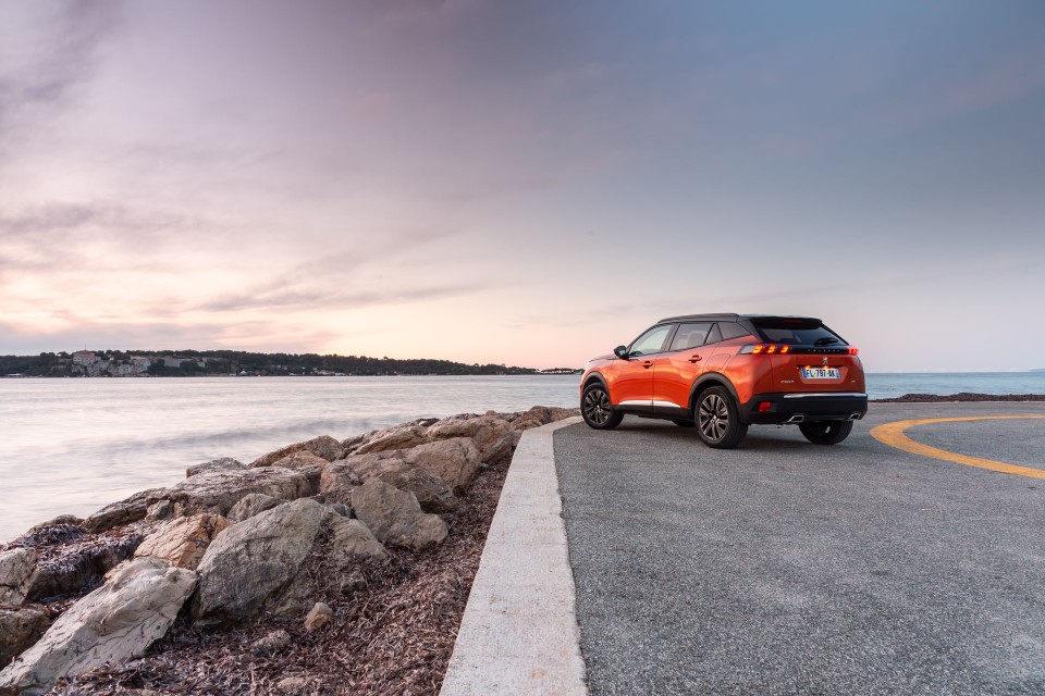 Photo officielle Peugeot 2008 II GT Orange Fusion - Essais press