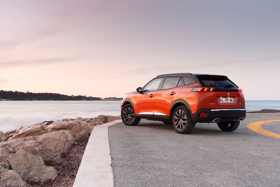 Photo officielle Peugeot 2008 II GT Orange Fusion - Essais press