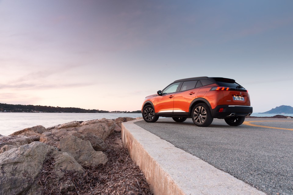 Photo officielle Peugeot 2008 II GT Orange Fusion - Essais press